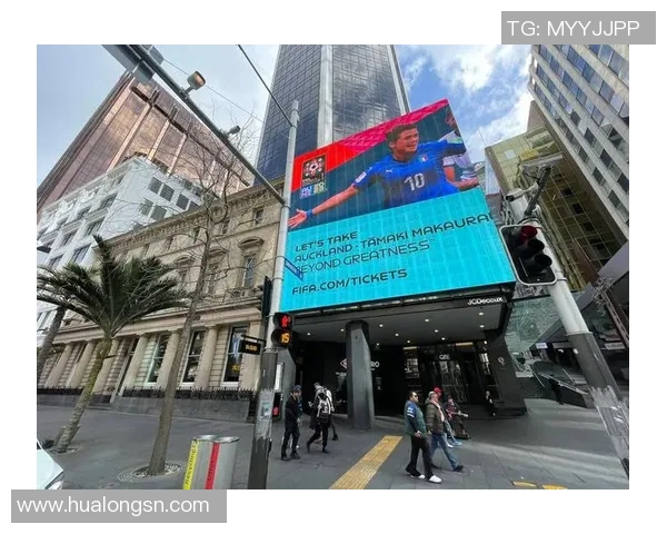 足球明星卡包金色闪耀登场收藏热潮引发球迷狂欢